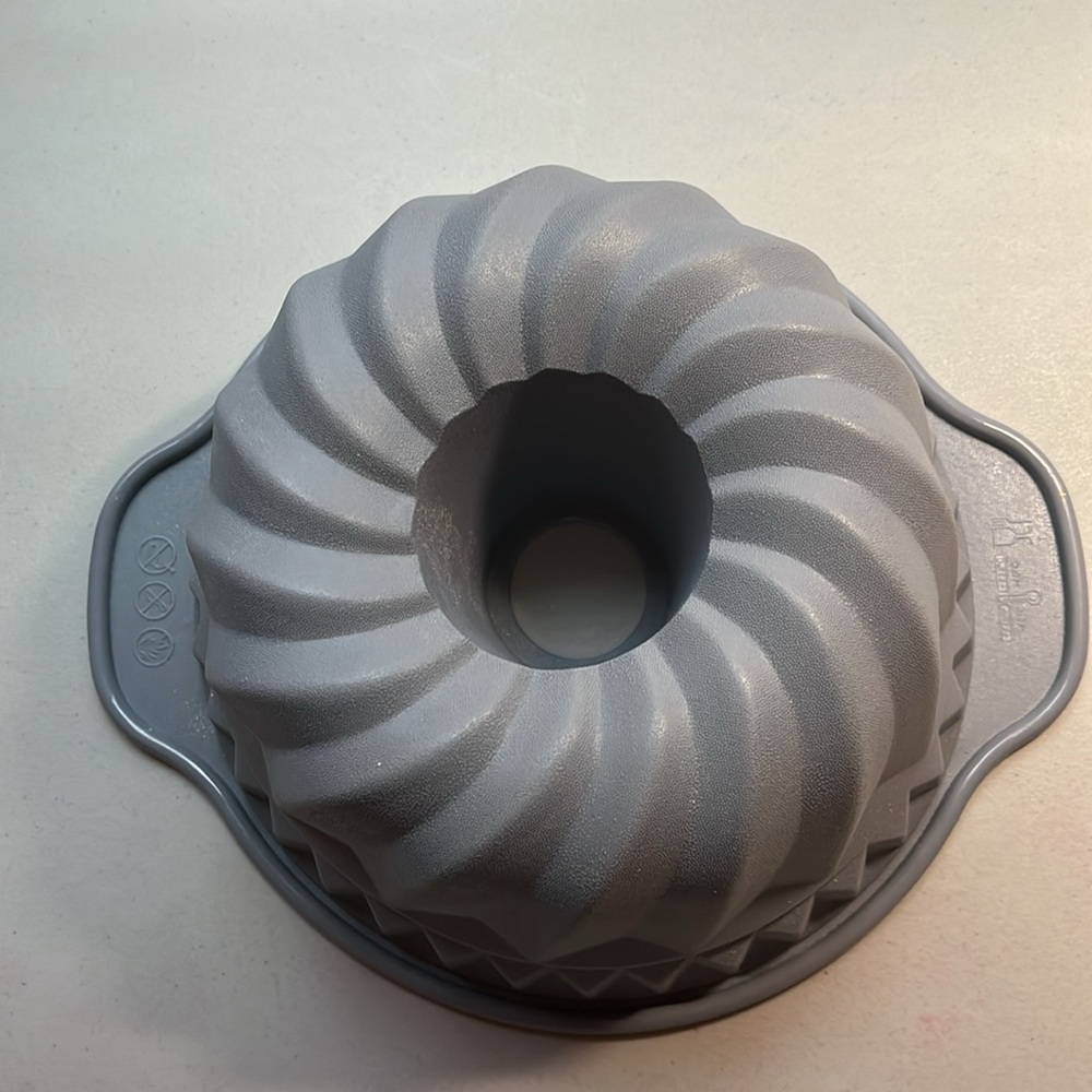 Silicone Bundt pan 9 inch - Picture 2 of 4